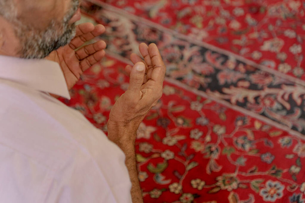 Старий мусульманин молиться
 - Фото, зображення