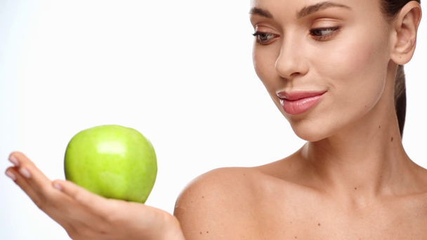 mujer sosteniendo manzana y sonriendo a la cámara aislada en blanco
 - Imágenes, Vídeo