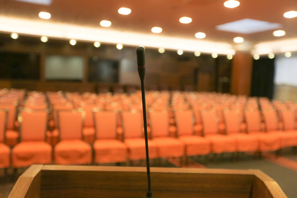 Rostrum z mikrofonem w sali konferencyjnej - Zdjęcie, obraz