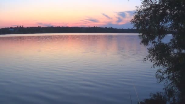 Letni zachód słońca na tle spokojnej rzeki - Materiał filmowy, wideo