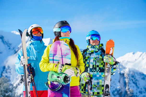Képek a sport nő és a férfiak sílécek és snowboard álló síközpont - Fotó, kép