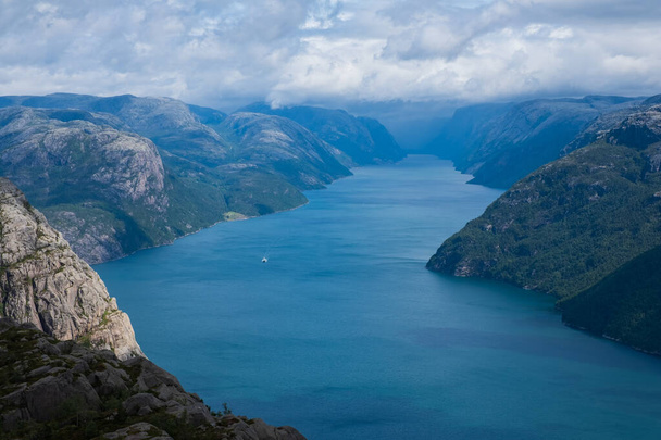 Preikestolen hatalmas szikla Norvégia, Lysefjorden nyári reggeli kilátás. Gyönyörű természetes nyaralás túrázás séta utazás a természet úti cél koncepció. 2019. július - Fotó, kép