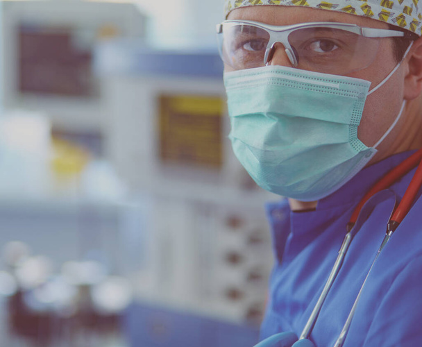 Férfi sebész a háttérben a műtőben - Fotó, kép