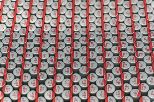 Nahaufnahme-Makro eng ausgerichteter Polymer-Elektrolytkondensatoren zur Kommunikation elektronischer Hardwarekomponenten für die Massenproduktion - Foto, Bild