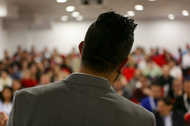 Бизнесмен в аудитории, конференц-зал, успешный старт - Фото, изображение