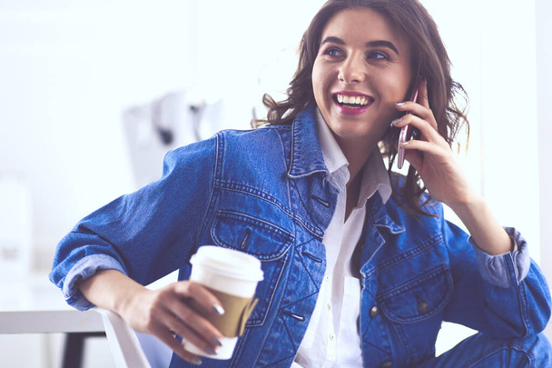 Giovane donna d'affari che parla al telefono in caffetteria - Foto, immagini