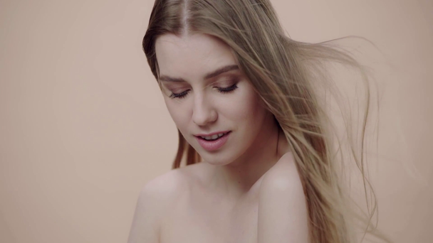 ralenti de heureux nu femme isolé sur beige
  - Séquence, vidéo