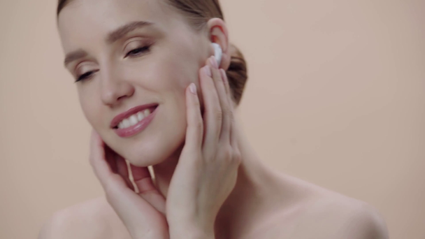 happy woman listening musing isolated on beige  - Filmagem, Vídeo