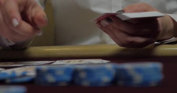 Poker dağıtıcısı tam deste iskambil kağıtlarını karıştırıyor - Video, Çekim