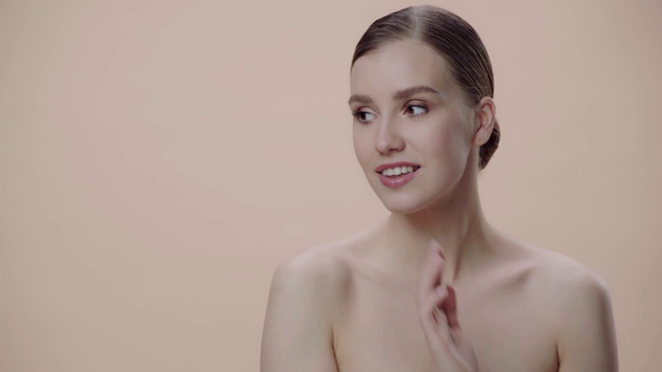 fröhliche nackte Frau isoliert auf beige  - Filmmaterial, Video
