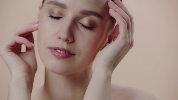 donna attraente con gli occhi chiusi isolati sul beige
  - Filmati, video