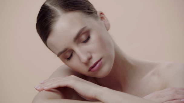 hübsche Frau mit geschlossenen Augen isoliert auf beige  - Filmmaterial, Video