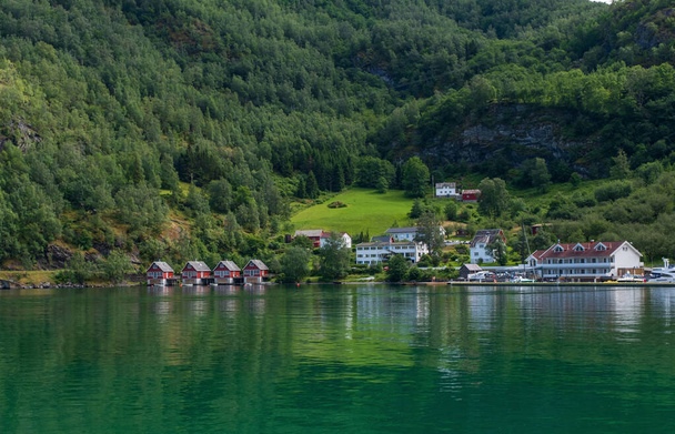 Punaisen talon rivi pienillä veneillä Flamissa, Norjassa. heinäkuu
  - Valokuva, kuva