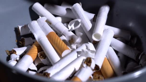 Zigaretten in einen Teller werfen - Filmmaterial, Video