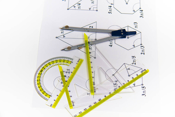Малювання інструментів за допомогою компаса
 - Фото, зображення