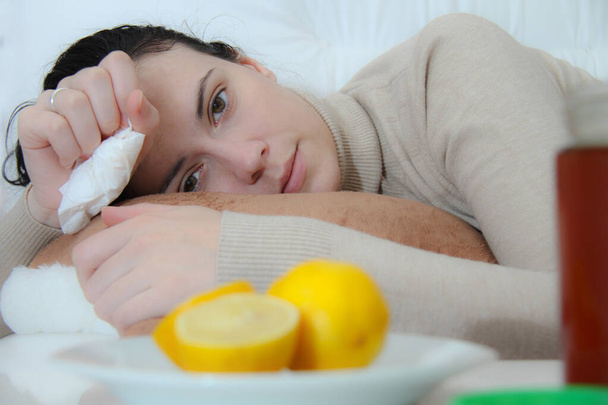 Mujer enferma joven acostada en la cama
 - Foto, imagen