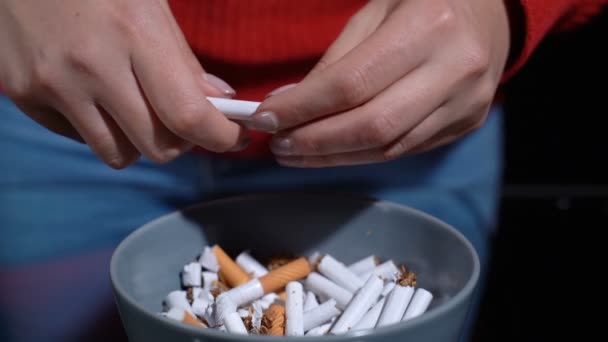 Menina quebra um cigarro com as mãos
 - Filmagem, Vídeo