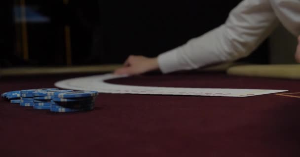 Πόκερ έμπορος ανακατεύοντας πλήρη τράπουλα παίζοντας χαρτιά - Πλάνα, βίντεο