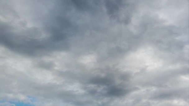 Időeltolódás az égen háttérvilágítással Nimbostratus felhő képződmények profilnézetben, időjárás változás és valószínűleg csapadék - Felvétel, videó