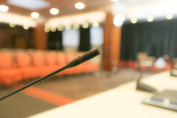 Podium mit Mikrofon und iPad im Konferenzsaal - Foto, Bild