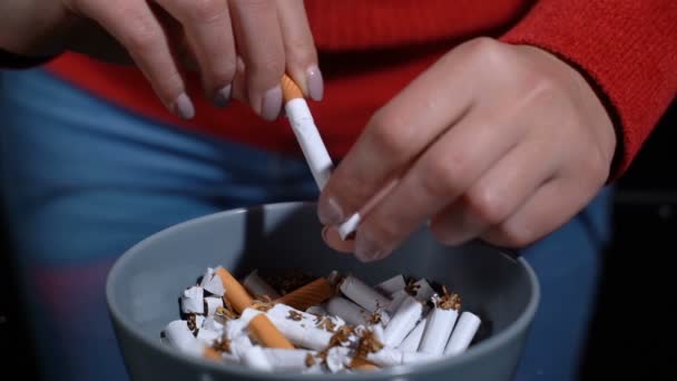 Κορίτσι σπάει ένα τσιγάρο με τα χέρια της - Πλάνα, βίντεο