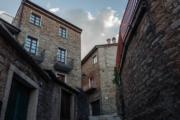 Gavoi, Włochy / październik 2019: Ulica w miejscowości wiejskiej w - Zdjęcie, obraz