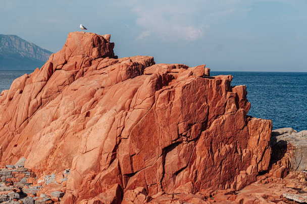 ARBATAX, ITALIA / OCTUBRE 2019: La pintoresca playa de rocas rojas en Sar
 - Foto, imagen