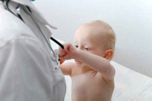 Un bambino malato di un anno al giovane medico femminile
 - Foto, immagini