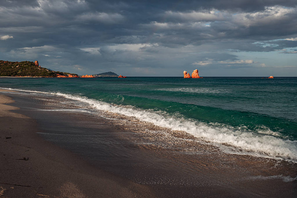 La merveilleuse plage de Cea avec des rochers rouges à Ogliastra, Sardaigne
 - Photo, image