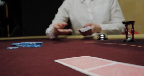 Poker dealer míchání plný balíček hracích karet - Záběry, video