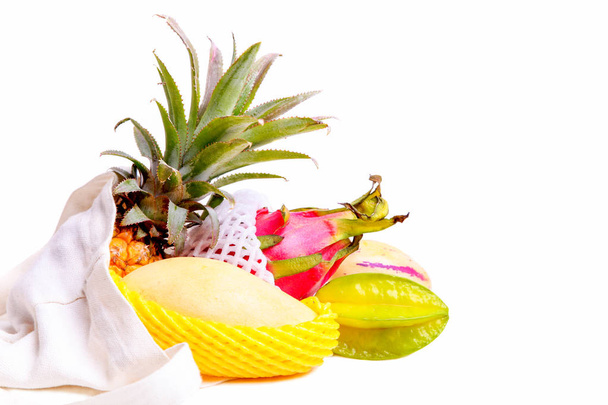 Frutta esotica in un sacchetto ecologico
  - Foto, immagini