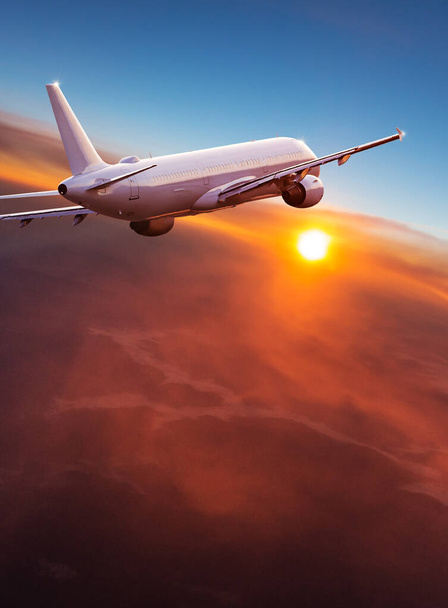 Комерційний літак, що летить над драматичними хмарами
. - Фото, зображення