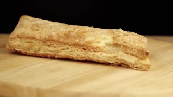 słodkie ciasto obraca 360 stopni na drewnianym tle - Materiał filmowy, wideo