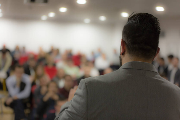 Бизнесмен в аудитории, конференц-зал, успешный старт - Фото, изображение