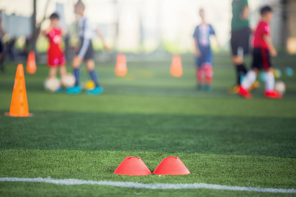 Foco seletivo para cones marcadores vermelhos são equipamentos de treinamento de futebol
 - Foto, Imagem