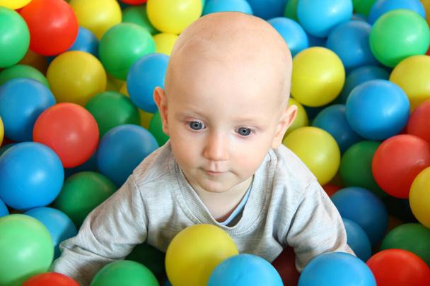 hermoso bebé niño jugando en playland
 - Foto, Imagen