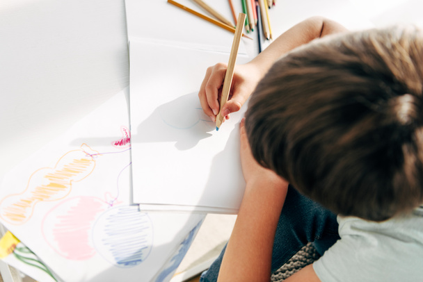 vista superior del niño con dislexia dibujo con lápiz
  - Foto, Imagen
