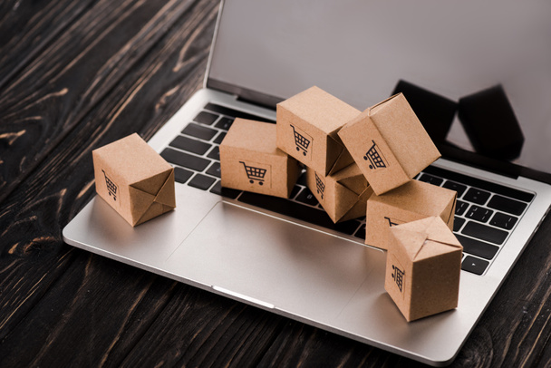 small carton boxes on laptop with blank screen, e-commerce concept - Foto, Imagem