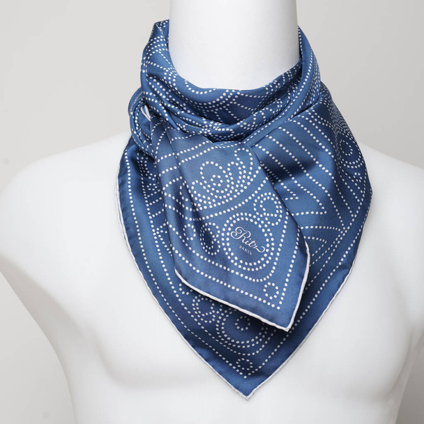 Blauwe sjaal - Handgerolde zijden sjaals met witte achtergrond - Foto, afbeelding