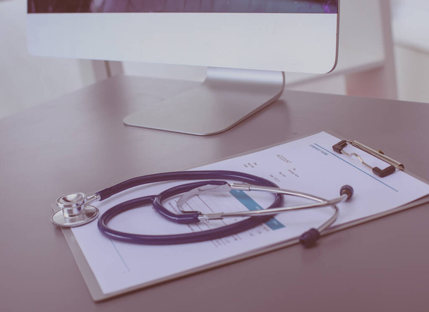 Equipo médico: estetoscopio azul y tableta sobre fondo blanco. Equipos médicos - Foto, Imagen
