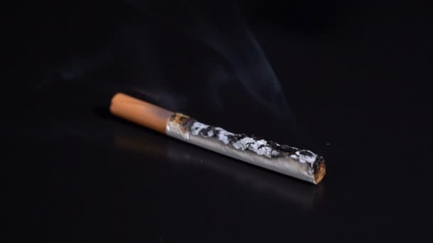 Βάλτε φωτιά σε ένα τσιγάρο σε μαύρο φόντο - Πλάνα, βίντεο