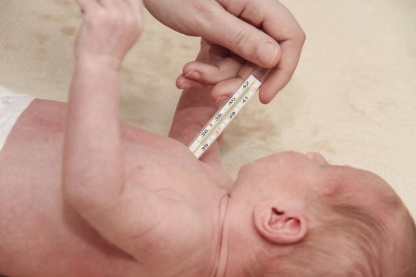 Измерение температуры ребенка в термометре
 - Фото, изображение