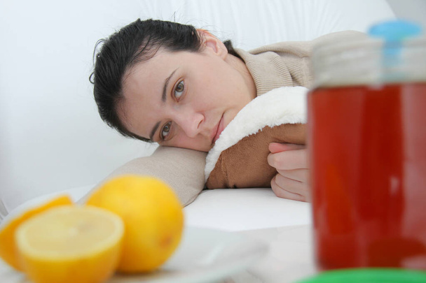 Młoda chora kobieta leżąca w łóżku - Zdjęcie, obraz
