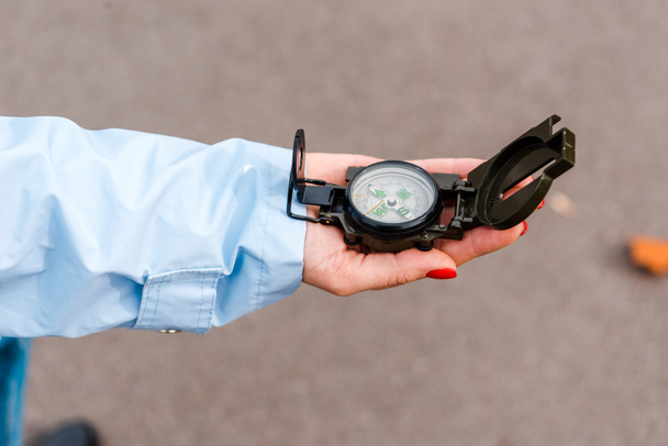 bijgesneden weergave van vrouw houden retro kompas in de hand - Foto, afbeelding