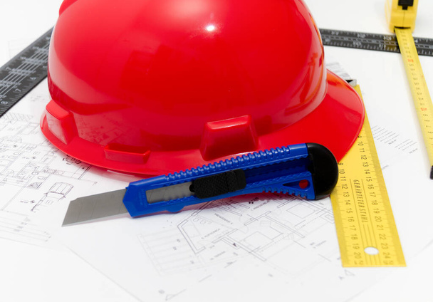 Κράνος και εργαλεία για κατασκευαστικών σχεδίων και κτίρια - Φωτογραφία, εικόνα