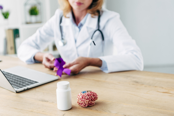 szelektív fókusz palack tabletták és modell agy fa asztalon  - Fotó, kép