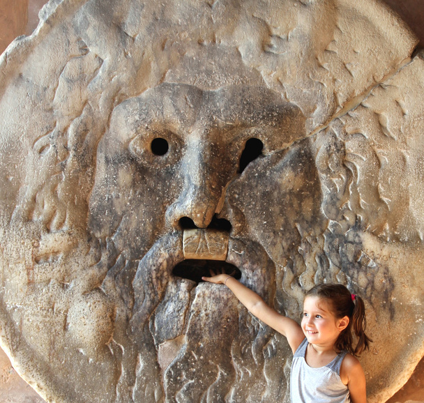 Tyttö laittaa kätensä totuuden suuhun Roomassa
 - Valokuva, kuva