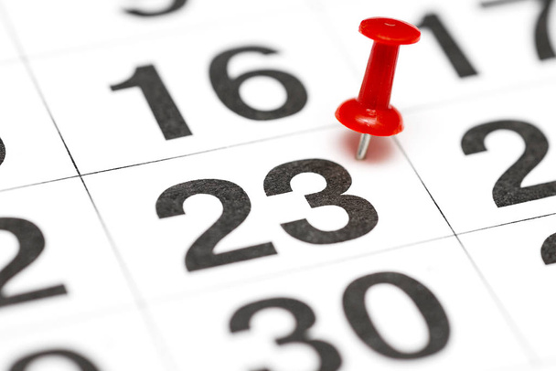 Pin na data número 23. O vigésimo terceiro dia do mês é marcado com uma tachinha vermelha. Pin no calendário
 - Foto, Imagem