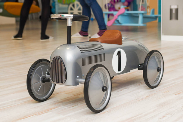 Coche de juguete para montar en el jardín de infantes. Concepto de infancia
 - Foto, Imagen