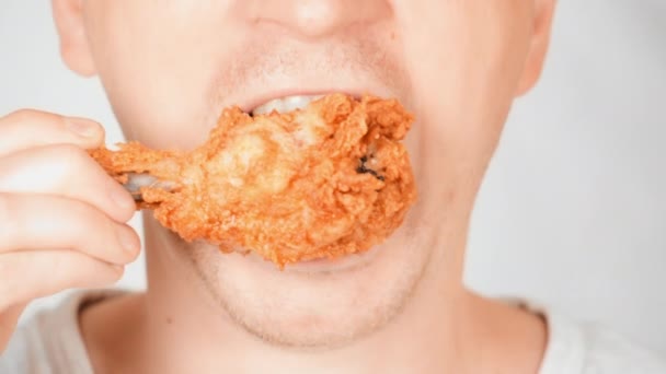 ember eszik egy sült csirke lábát csirke - Felvétel, videó